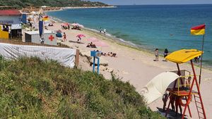 FOTO Tuzla, ultima plajă ”sălbatică” din Constanța: skijeturi, terase, șezlonguri, sute de mașini și rulote din toată țara/ Cum s-a transformat o zonă pustie după modelul Vama Veche, Corbu și Vadu