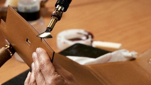 Necăsătorit și fără copii, un moștenitor al casei Hermès vrea să își adopte servitorul pentru a-i lăsa moștenire averea sa