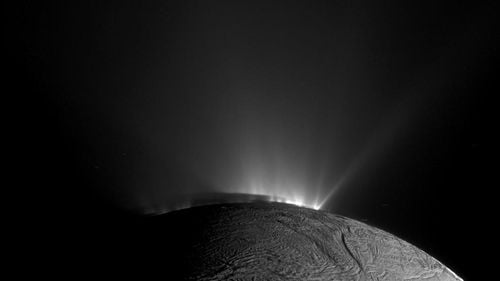 NASA a descoperit pe Enceladus o moleculă cheie, punctul de plecare pentru majoritatea teoriilor privind originea vieții - studiu publicat în Nature Astronomy