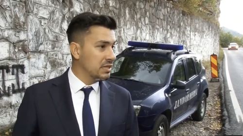 VIDEO Incident în timpul capturării unui urs pe Transfăgărăşan / Un turist, cu un copil în braţe, a vrut să se apropie de animal şi a făcut scandal în momentul în care a fost oprit