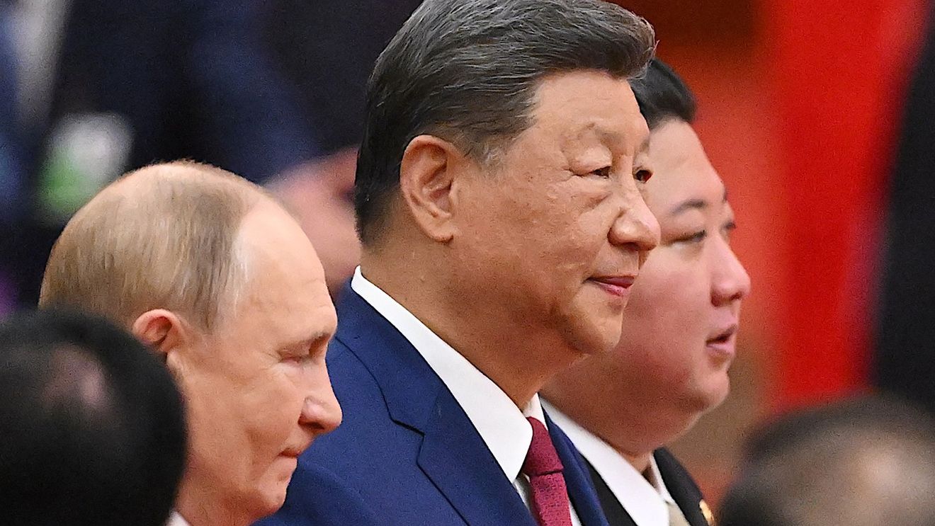 Trump a comentat parada din China și întâlnirea dictatorilor Xi Jiping - Vladimir Putin - Kim Jong Un: „Mi s-a părut foarte, foarte impresionant / Relaţia mea cu toţi este foarte bună / Vom afla cât de bună este în următoarea săptămână sau două”