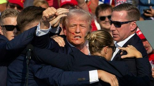 IMAGINEA ZILEI Donald Trump, gest triumfător cu pumnul în aer după ce a supraviețuit tentativei de assinat