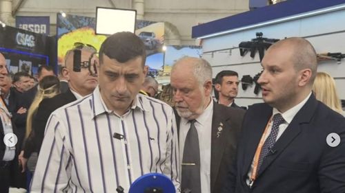 Partidul extremist AUR și șeful Romarm, conferință comună despre relansarea industriei românesti de armament / Directorul Romarm, atac la ministrul Miruță: „Vin la invitația oricărui partid care ține cu România. Pe cei care zic că în hale cresc pomi, să nu-i văd”