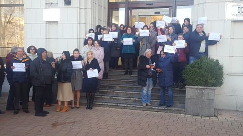 UPDATE VIDEO Câteva sute de grefieri protestează în fața Parlamentului/ Grefierii au ieșit în fața instanțelor și parchetelor începând cu ora 10 în semn de protest față de eliminarea pensiilor speciale și amenință cu ”blocarea totală” a activității dacă proiectul de lege va fi votat