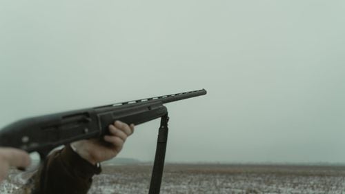 Arme de foc găsite de poliție în Urziceni. Ele au fost îngropate într-o curte după conflictul cu doi morți între clanurile interlope