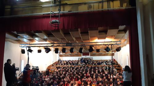 Cazul Ditrău: 300 de persoane s-au strâns la Casa de Cultură pentru a vorbi despre prezența celor doi muncitori din Sri Lanka, angajați la fabrica de pâine din localitate