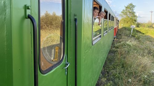 Mocănița de pe Valea Hărtibaciului are acum în garnitură primul vagon românesc