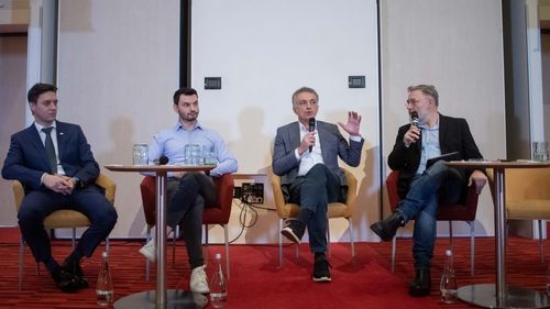 Conferință Economedia A.I. PLAY. EXCLUSIV: AI pe piața muncii. Inteligența artificială ajută angajații să economisească până la 50% din timp, spun companiile de tehnologie