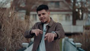 Cine este Babasha, manelistul controversat care a urcat pe scenă cu Coldplay: Provine dintr-o familie de cântăreți de manele, dar studiază muzica la Conservatorul din București
