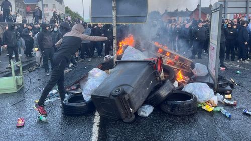 The Telegraph: Regatul Unit s-ar putea îndrepta spre un război civil / Violența a erupt la Ballymena din cauza acuzației de agresiune sexuală contra unei adolescente de către doi băieți de 14 ani de origine română