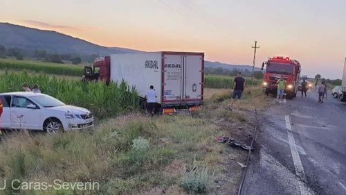 Caraş-Severin: Un tânăr de 19 ani a murit într-un accident rutier în care au fost implcate două TIR-uri şi două maşini