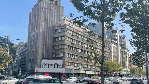 Blocul Patria din centrul Capitalei, cu risc seismic I, ar putea intra în consolidare. După îndepărtarea afișelor publicitare de pe fațadă, asociația de proprietari a început demersurile premergătoare consolidării
