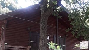 Căsuțele turistice ale Ocolului Silvic, la mare căutare în Băile Herculane / Se pot închiria la un tarif de 150 de lei per noapte / ”Sunt în imediata apropiere a cădițelor cu apă termală”