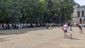 Coadă de zeci de persoane la o secție de vot din Chișinău
