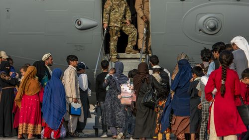 Peste 2.500 de afgani au plecat în weekend către SUA de la baza americană Ramstein din Germania