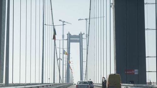 Noua reţetă de reasfaltare a podului peste Dunăre de la Brăila a rezistat bine peste iarnă / Constructorul WeBuild va reasfalta şi prima cale de rulare