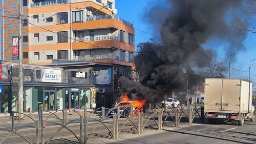 VIDEO Circulație blocată pe Șoseaua Coletina după ce o mașină a luat foc. E una din cele mai aglomerate artere din București