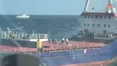 VIDEO Rusia publică o înregistrare video care arată cum a abordat marina militară nava de marfă inspectată duminică în Marea Neagră: Membrii echipajului sunt pe punte, îngenuncheaţi şi cu mâinile la ceafă
