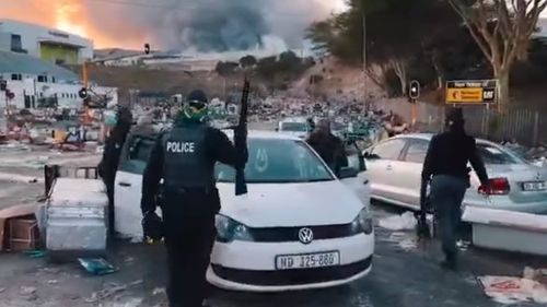 VIDEO Bilanţul violenţelor din Africa de Sud a ajuns la 212 morţi / Haosul s-a instalat după încarcerarea fostului preşedinte Jacob Zuma