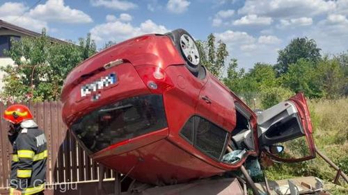 Giurgiu: Doi adolescenți au scăpat cu viață, după ce mașina lor s-a răsturnat și s-a înfipt într-un gard