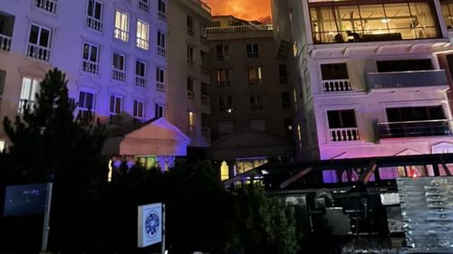 Incendiul de la imobilul de pe Şoseaua Nordului, stins după mai bine de şase ore/ Două autospeciale, la faţa locului pentru supraveghere/ Pompierii au început verificările pentru a stabili cauza/ Transformarea hotelului în locuinţe, verificată