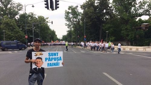 FOTO Mesajul și protestatarul zilei la mitingul PSD: ”Sunt păpușă faină””