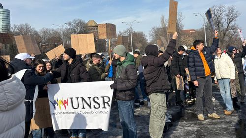 VIDEO Profesorii și studenții au protestat în fața Guvernului, împotriva Legii Bolojan din Educație / „Școală săracă = țară needucată” / „Tăiați astăzi, plângem mâine”