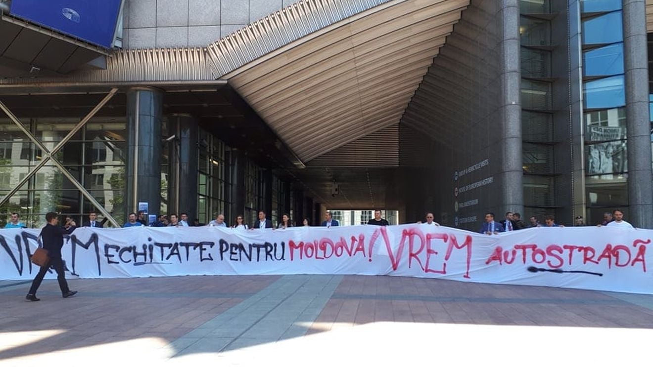 Asociațiile care luptă pentru autostrăzile Moldovei amenință Guvernul României cu trimiterea în judecată și cer justificarea renunțării la fonduri europene