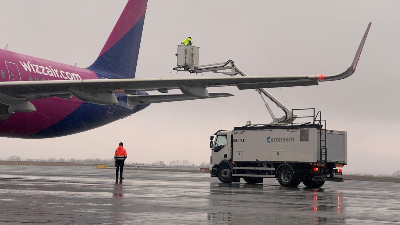 Aeroportul Braşov, regim de iarnă: e nevoie 15 - 40 de minute pentru degivrarea aeronavelor