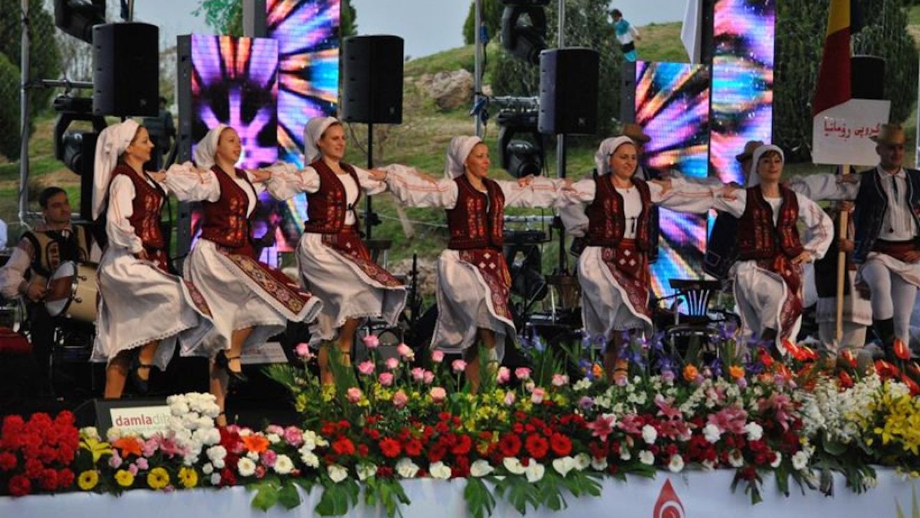 Două festivaluri de folclor în week-end: "Doina Covurluiului", la Dunăre și ”Cântecele Munților” în Ardeal / Cristian Pomohaci cântă la Sibiu