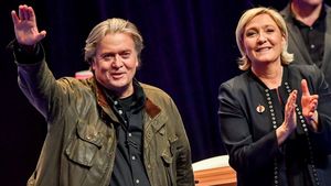 Steve Bannon deschide conferinţa extremei drepte mondiale CPAC cu un salut nazist. El îi cere lui Trump să rămână într-un al treilea mandat