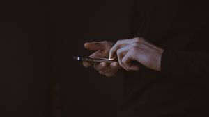 Cine sunt cei care își verifică e-mailurile de serviciu în timpul vacanței / Multe persoane se simt vinovate atunci când se odihnesc / Psihologii explică de ce apare acest comportament