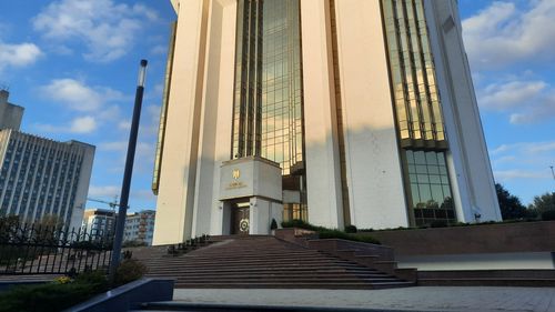 Referendum constituțional și alegeri prezidențiale în Republica Moldova: opțiunea "Da" pentru integrarea europeană și candidata Maia Sandu sunt favorite, dar gradul de participare și sabotajul Rusiei creează incertitudine