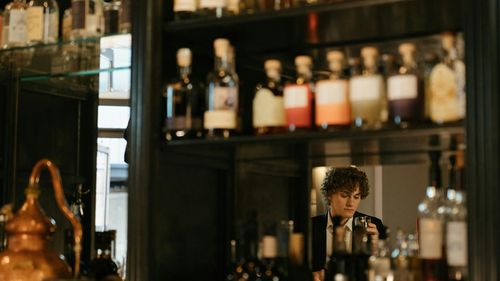 Tot mai mulți oameni mănâncă singuri la restaurant. Iată de ce