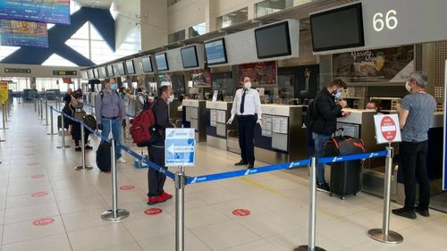 Se ridică obligativitatea purtării măştii anticovid în avioane şi pe aeroporturile din UE, începând de luni
