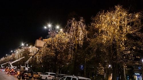 În București a început montarea luminilor de sărbători. Instalațiile vor fi aprinse pe 1 decembrie