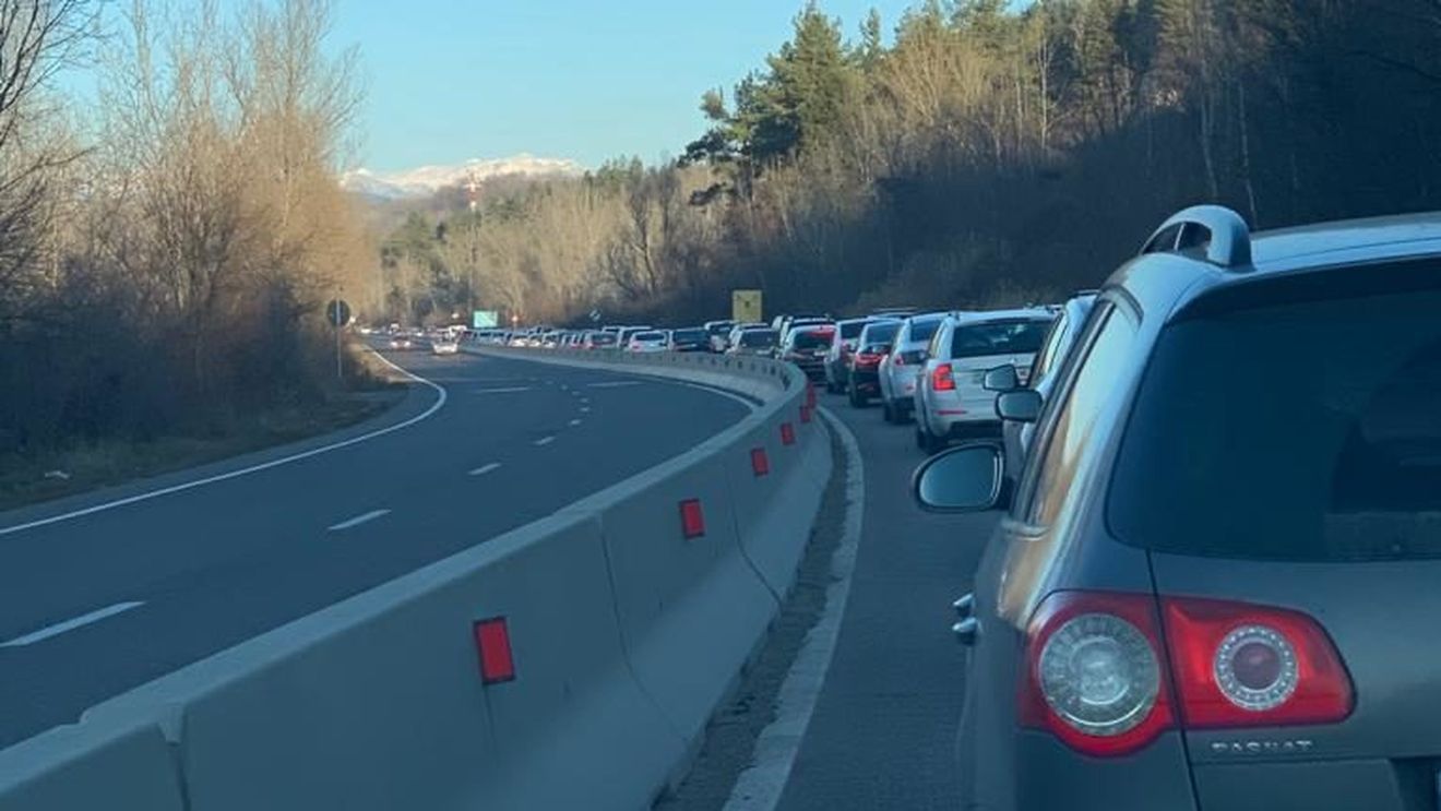 Trafic aglomerat pe DN1, coloane de maşini în zonele Comarnic şi Buşteni