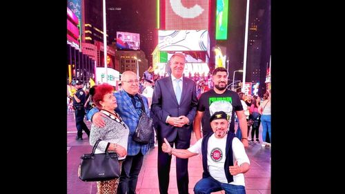 Manelistul Sorinel Puștiu, poze cu președintele Iohannis în Time Square, New York / ”La ziua lui tatului meu, ii ceream parerea lui Mr. President Klaus Iohannis”