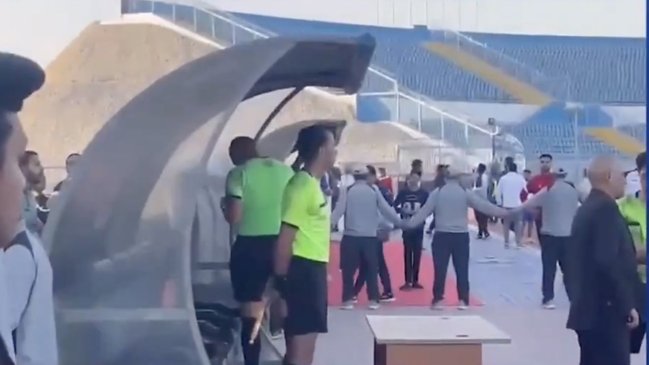 VIDEO Egipt: Un arbitru a anulat un gol după ce s-a uitat la reluare pe telefonul mobil