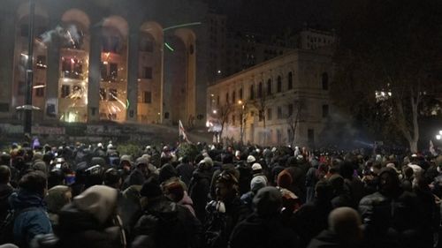 Atmosferă tensionată între poliție și protestatari la Tbilisi / Mii de manifestanţi  pro-UE în stradă în mai multe orașe din Georgia pentru a patra zi consecutiv