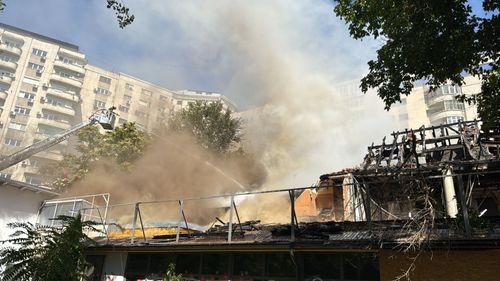 VIDEO Incendiu cu degajări mari de fum la un restaurant dezafectat de pe strada Stevastopol din București / A fost emis mesaj RO-Alert