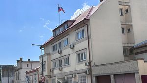 EXCLUSIV | De ce flutură încă steagul Rusiei pe consulatul închis de la Constanța: MAE a dat termen 30 de zile pentru închidere din momentul declarării consulului rus drept persona non-grata