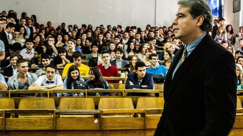 USR îi cere demisia lui Adrian Cioroianu, directorul Bibliotecii Naționale a României, pe care îl acuză că nu ar fi vrut să dea explicații în Parlament pe tema transparentizării doctoratelor