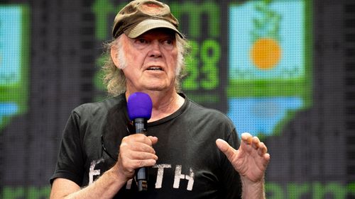 Neil Young revine asupra deciziei de a se retrage de la Glastonbury şi confirmă participarea la ediţia de anul acesta a festivalului