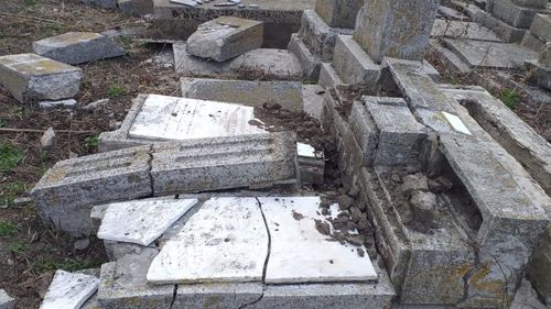 Anchetă la Arad după ce doi minori, fondator, respectiv membru al unei organizaţii cu caracter nazist, au distrus monumente dintr-un cimitir evreiesc / Un alt dosar, deschis la Ineu în cazul unui tânăr de 18 ani care a lipit stickere cu însemne naziste