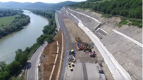 Șapte fermieri cu terenuri cultivate cu grâu și rapiță ce urmează să fie expropriate pentru Autostrada A7 București - Bacău cer ca lucrările să fie amânate după 1 august ca să poată recolta
