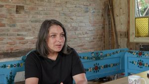 Atunci când aproape toți plecau, ea a rămas. Femeia care de 20 de ani dă viață unui sat din Transilvania / Vezi povestea vineri, într-un nou reportaj InspiRO