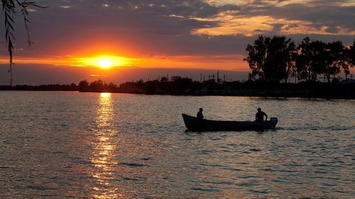 Începe pescuitul recreativ în Delta Dunării / În perioada prohibiţiei, cei aproape 1.100 de pescari ale căror venituri depind exclusiv din pescuit au putut captura doar scrumbie