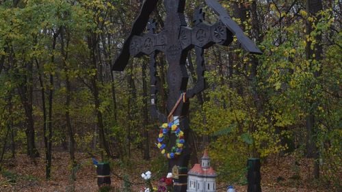 Opt persoane care au participat la comemorarea lui Zelea Codreanu la troița din Tâncăbești, trimise în judecată pentru utilizarea în public a simbolurilor fasciste, legionare, rasiste sau xenofobe