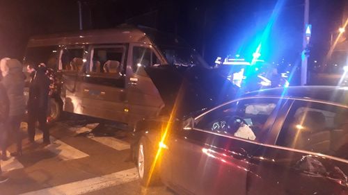 VIDEO Accident cu patru autoturisme pe Calea Plevnei din Capitală, provocat de coliziunea dintre o ambulanță și un microbuz / Din cele 21 de persoane aflate în autovehicule, 6 necesită îngrijiri medicale și au fost transportate la spital